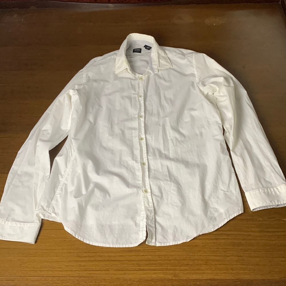 Slightly worn Boss by Hugo Boss Regular Fit Casual Dress Shirt. Long Sleeve
